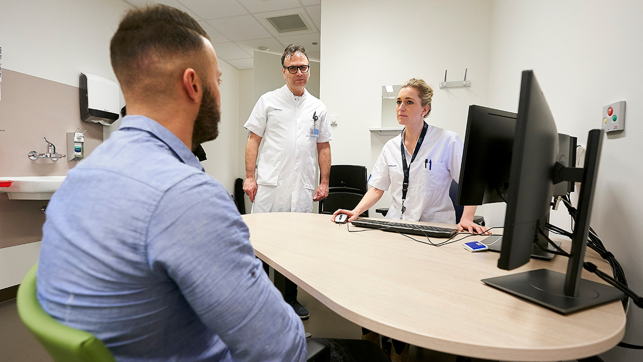 Patient in spreekkamer met twee artsen