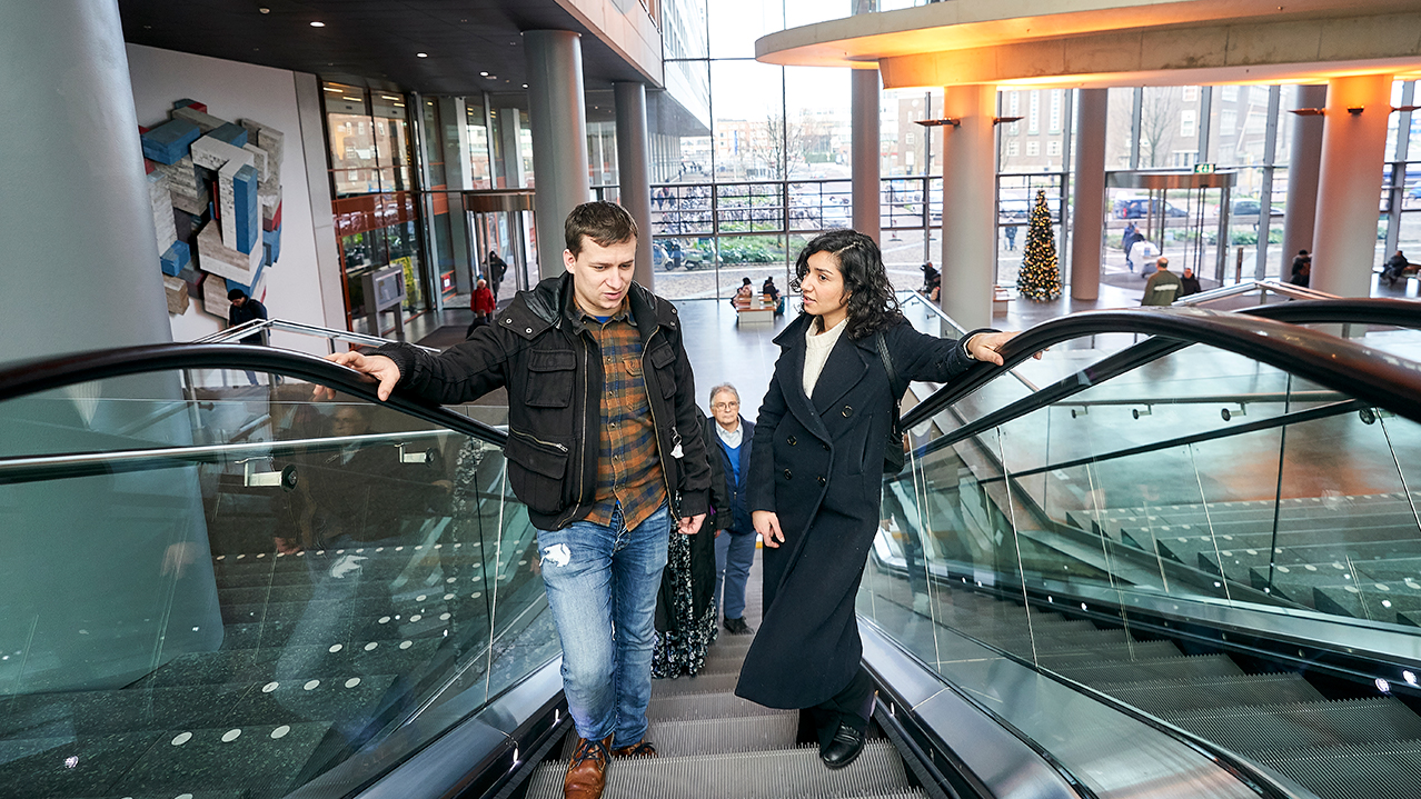 bezoekers gaan erasmus mc binnen