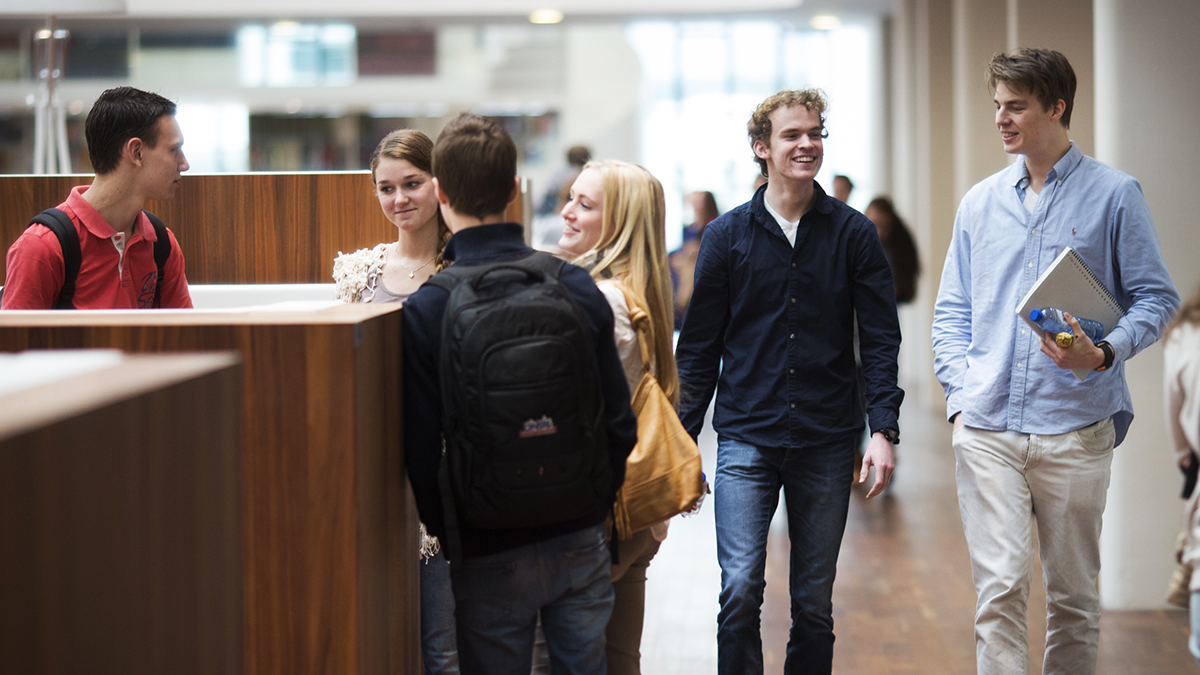 studenten in onderwijscentrum